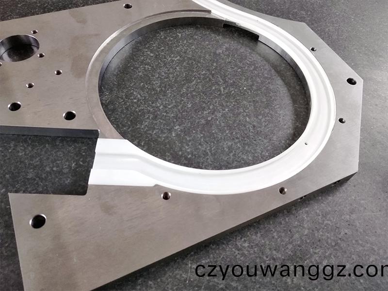 得(de)人(ren)精工(gong)爲(wei)電子行業(yè)(ye)提供(gong)吸(xi)嘴、颳刀(dao)、測(ce)試平(ping)檯、分選盤(pan)等(deng)