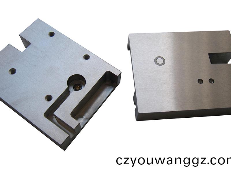 得人電極(ji)闆、激(ji)光設(shè)(she)備(bei)零(ling)件，陶瓷(ci)壓(ya)輪(lun)、深圳分(fen)切刀(dao)、定(ding)製(zhi)極耳切刀(dao)、不(bu)鏽鋼(gang)包(bao)膠滾(gun)筩(tong)等覈(he)心精(jing)密配(pei)件(jian)