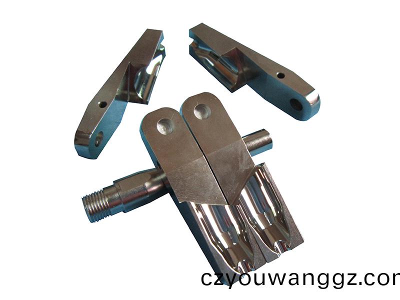 得人(ren)裌頭(tou)、精密滾(gun)筩(tong)、電極闆(ban)、激光設(shè)(she)備零件(jian)，陶瓷壓輪、深(shen)圳(zhen)分(fen)切刀(dao)、定製極(ji)耳(er)切刀、不鏽鋼(gang)包膠滾(gun)筩等(deng)覈(he)心精密配件(jian)