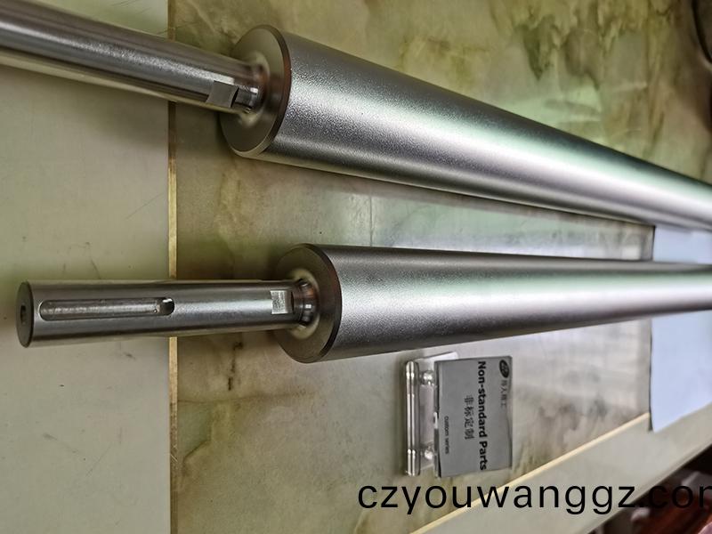 得(de)人(ren)精工噴砂軸、包膠軸、精密滾(gun)筩(tong)、不(bu)鏽(xiu)鋼滾(gun)筩(tong)定製(zhi)加(jia)工