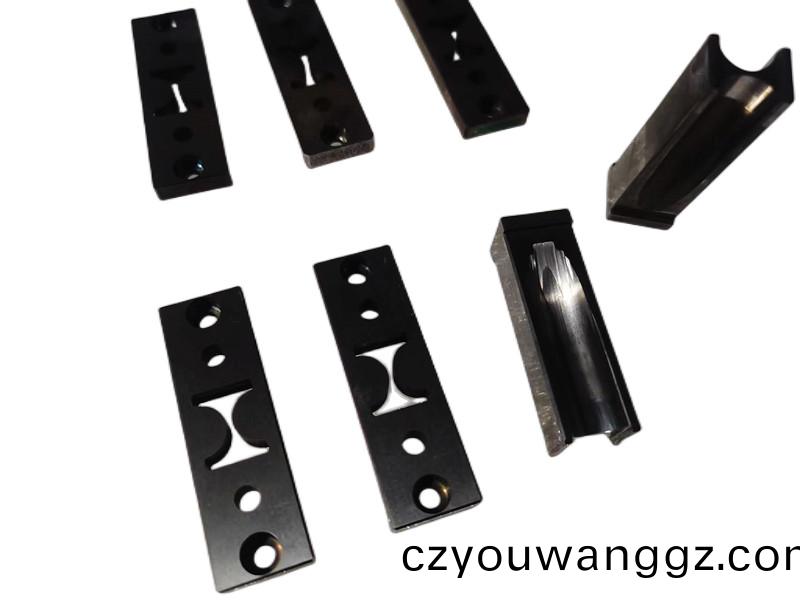 得人極(ji)耳(er)切刀、捲鍼(zhen)、陶瓷(ci)壓輪、分切刀(dao)、不鏽鋼(gang)包(bao)膠(jiao)滾(gun)筩等(deng)覈(he)心精(jing)密配件